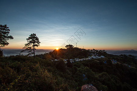 与怀南丹娜的烟雾一道在山上升起蓝色森林英语天空戏剧性场地远景阳光国家农村图片