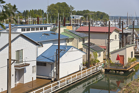 在码头的根和漂浮房屋邻里桅杆浮动树木电力原木太阳能板天井河流门廊图片