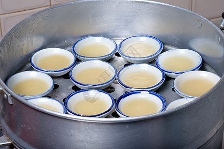 小瓷杯泰国甜点中的椰子奶蛋小吃面粉食物传统杯子牛奶奶油溪流白色文化图片