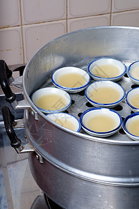 小瓷杯泰国甜点中的椰子奶蛋白色溪流传统小吃面粉文化牛奶美食奶油食物图片