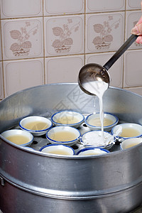 小瓷杯泰国甜点中的椰子奶蛋牛奶白色面粉传统美食溪流奶油杯子小吃食物图片