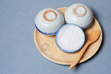 小瓷杯泰国甜点中的椰子奶蛋文化奶油盘子传统桌子美食食物白色面粉杯子图片
