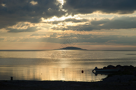 日落时偏僻岛屿图片