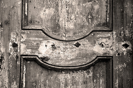 在意大利林和传统树木中的传统门 以及传统的T型建筑装饰装饰品建筑学国家锁孔金属乡村螺栓出口图片