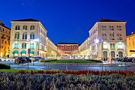 在 Split 晚间视图中演示方形斑点教会街道街景游客地标喷泉旅游蓝色建筑图片