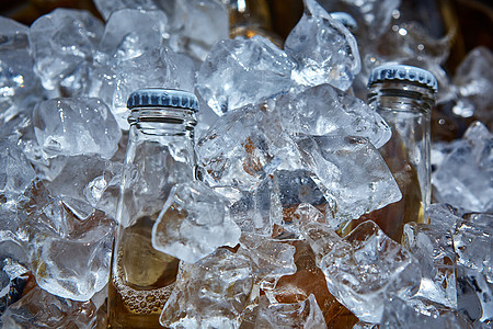 瓶啤酒在冰冰中饮料娱乐玻璃口渴不倒翁液体饮酒者酒吧强光生活图片