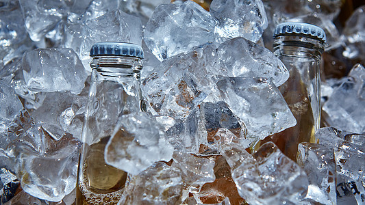 瓶啤酒在冰冰中引擎盖娱乐广告饮酒者高脚杯口渴液体瓶子泡沫立方体图片