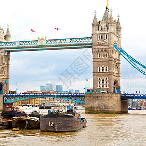 英国古桥和云天的隆登塔旅行旅游历史天空建筑英语街道地标吸引力蓝色图片