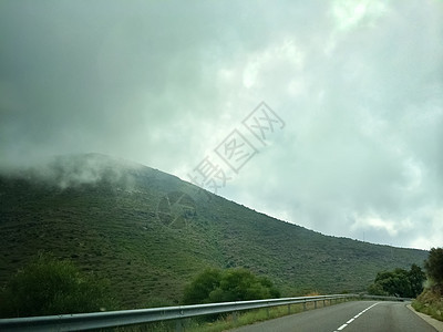 加泰罗尼亚山区的云多高速公路图片