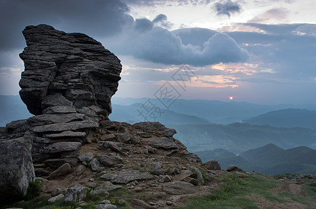 山高地貌喀尔巴阡山 乌克兰葡萄园彩虹云杉日落地标木头房子松树草地场地图片