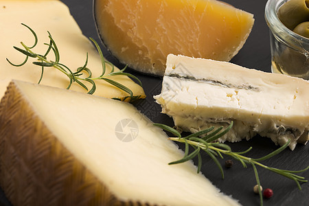 各种奶酪种类团体熟食木头蓝色棕色食物奢华桌子美食奶制品图片