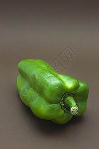 以棕色背景隔离的绿胡椒植物宏观食物水果蔬菜水平绿色白色图片