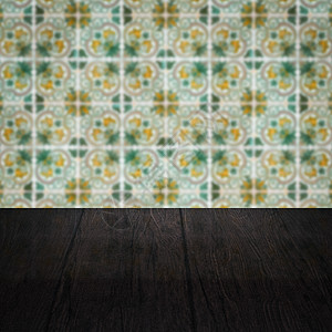 木桌顶壁和模糊的旧式瓷瓷瓷瓷砖墙嘲笑正方形制品陶瓷木头桌子马赛克广告展示厨房背景图片