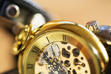 旧手表旧钟表口袋古董小时时间白色数字金子金属背景
