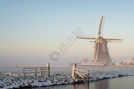 带风车的荷兰冬季景观图片