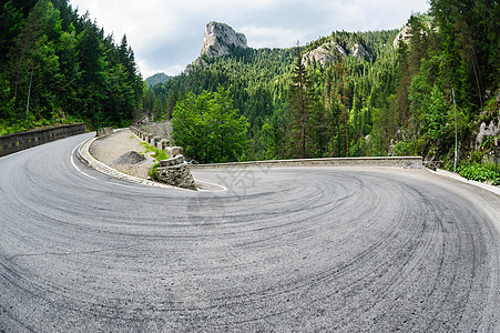 罗马尼亚比卡兹峡谷的弯曲道路峡谷荒野旅行曲线树木车道沥青运输森林岩石图片
