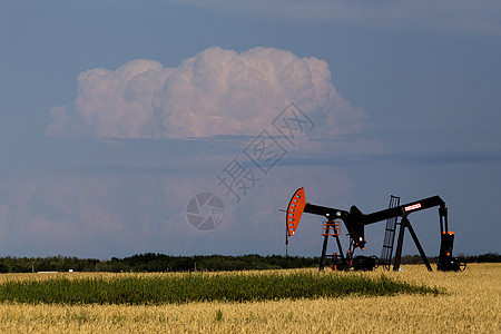 石油和天然气泵杰克工业汽油钻孔活力钻机水库千斤顶气体抽油机天空图片