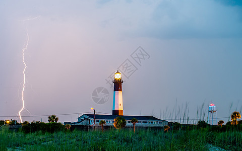Tybee岛光 风暴即将来临罢工灯塔支撑地标活力建筑指导航海闪电图片