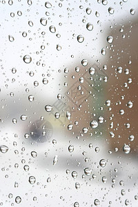 在寒冬的雨天灰色驾驶天气雨滴蓝色建筑物运动窗户下雨绿色背景图片