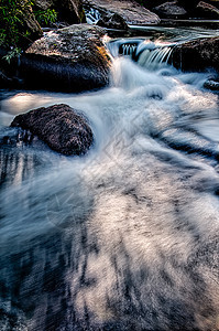 河水在岩石上流淌环境数控瀑布急流荒野美术巨石河流溪流石头图片