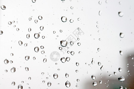 窗户上的雨滴玻璃灰色珠子气泡天气水滴反射液体团体图片