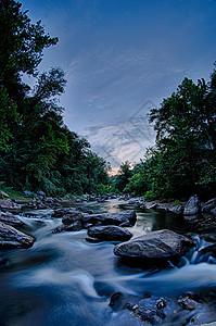 河水在岩石上流淌农村国家溪流河流急流巨石美术石头数控瀑布图片