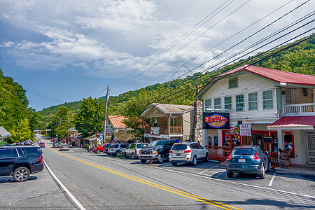 北卡罗利纳湖附近的小烟囱岩镇峡谷坚果旅行远景山脉蓝天风景建筑学蓝色商店图片