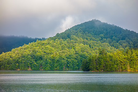 在大片烟雾山中 桑特特拉湖的风景旅行独木舟场景水库运动池塘叶子反射坡道海洋图片