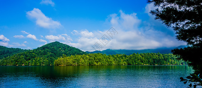 在大片烟雾山中 桑特特拉湖的风景池塘运动独木舟数控场景系统全球海洋旅行坡道图片