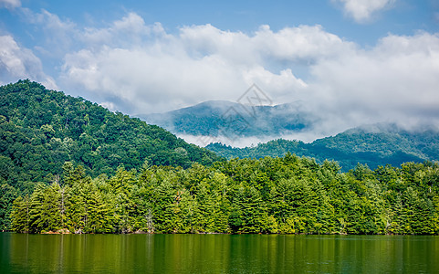 在大片烟雾山中 桑特特拉湖的风景独木舟池塘旅行钓鱼数控系统全球水库荒野码头图片