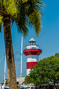 明蓝的天空中 港城灯塔是著名的一号假期人行道棕榈港口海洋比赛旅游旗帜松树蓝色图片