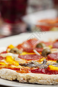 披萨的紧闭盘子洋葱乡村面团香肠食物垃圾脆皮沙拉胡椒图片