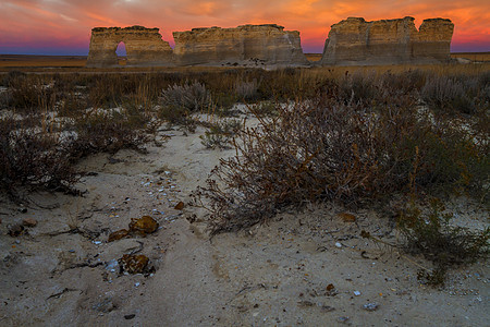 堪萨斯州古迹岩的日落景图片