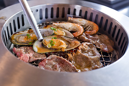混合烤肉和海产食品在烧烤BBQ Grill上烹饪牛扒酒吧野餐火炉气体肋骨食物胡椒后院图片