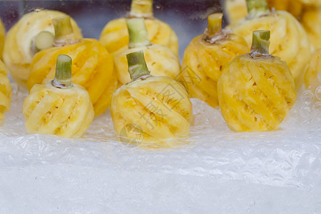 市场冰面上剥皮的小菠萝绿色果汁营养水果饮食热带黄色食物图片