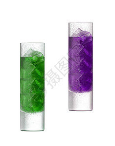 白色背景上的鸡尾酒稻草糖浆苏打叶子玻璃派对草本植物反射果汁水果图片