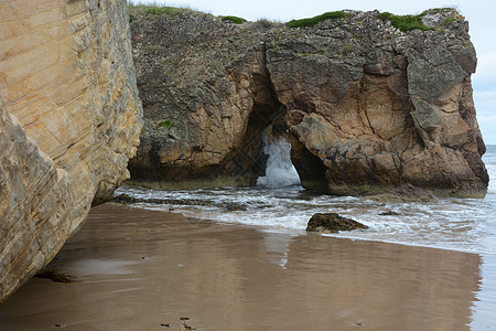 冲击岩石入口的波浪图片