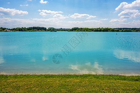 绿松湖石头盆地池塘蓝色游泳公园绿色天空水库晴天图片