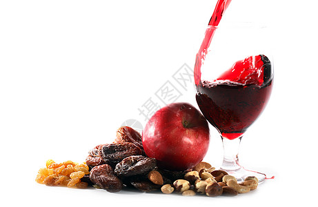 红酒和水果流动酒精饮料高脚杯酒杯玻璃饮食葡萄干瓶子溪流背景图片