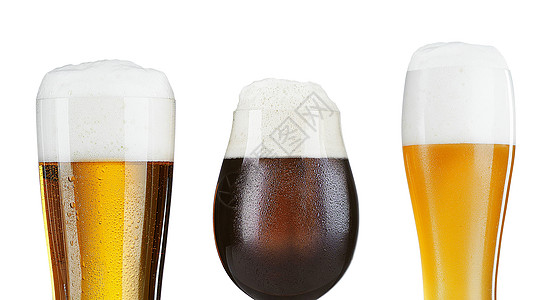 大力泼水和泡沫一杯啤酒 白色上隔离的啤酒口渴派对液体玻璃啤酒厂饮料金子泡沫状黄色泡沫背景