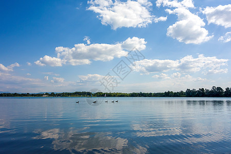 水背景绿松湖池塘绿色蓝色山脉公园盆地风景晴天天空石头背景