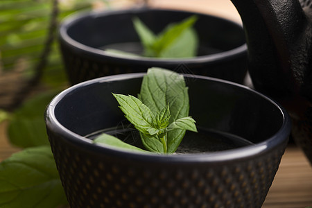 薄茶白色杯子绿色茶点药品草本植物玻璃早餐草本饮料图片