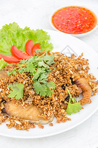 大蒜炒鱼蔬菜盘子白色胡椒棕色食物叶子红色美食香料图片