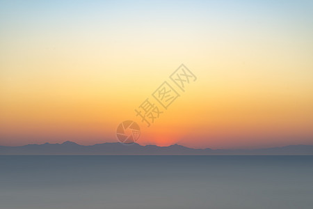 太阳在土耳其的山上升起 从罗兹那里看到场景橙色火鸡海浪山脉日出旅行天空海滩地平线图片