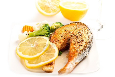 灰鲑鱼和白食蔬菜图片