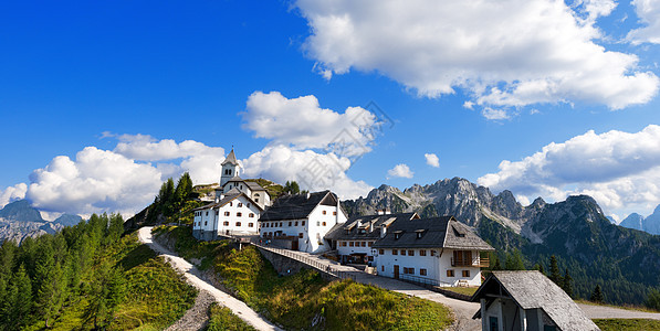 意大利塔尔维西奥旅游假期建筑公园全景教会树木房屋松树宗教图片