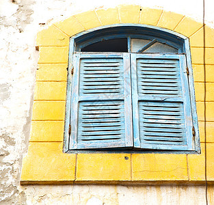 在 Morocco 中窗口中的黄黄色瓦砖历史城市住宅窗户建筑学金属百叶帘房子快门历史性安全图片