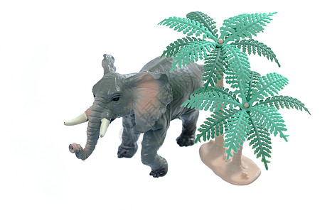 带树的玩具大象图片