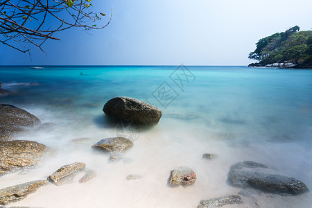 拉查岛海滩 普吉岩石支撑游客石头悬崖海岸旅行摊位海浪旅游图片