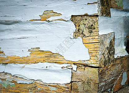 石膏上有裂缝的旧木屋图片